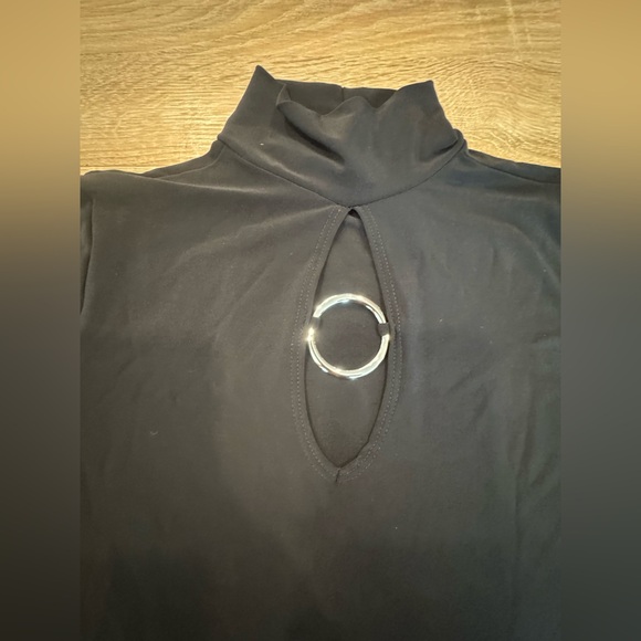 Susan Lawrence Black Short Sleeve Top with Ring Accent - Picture 3 of 6